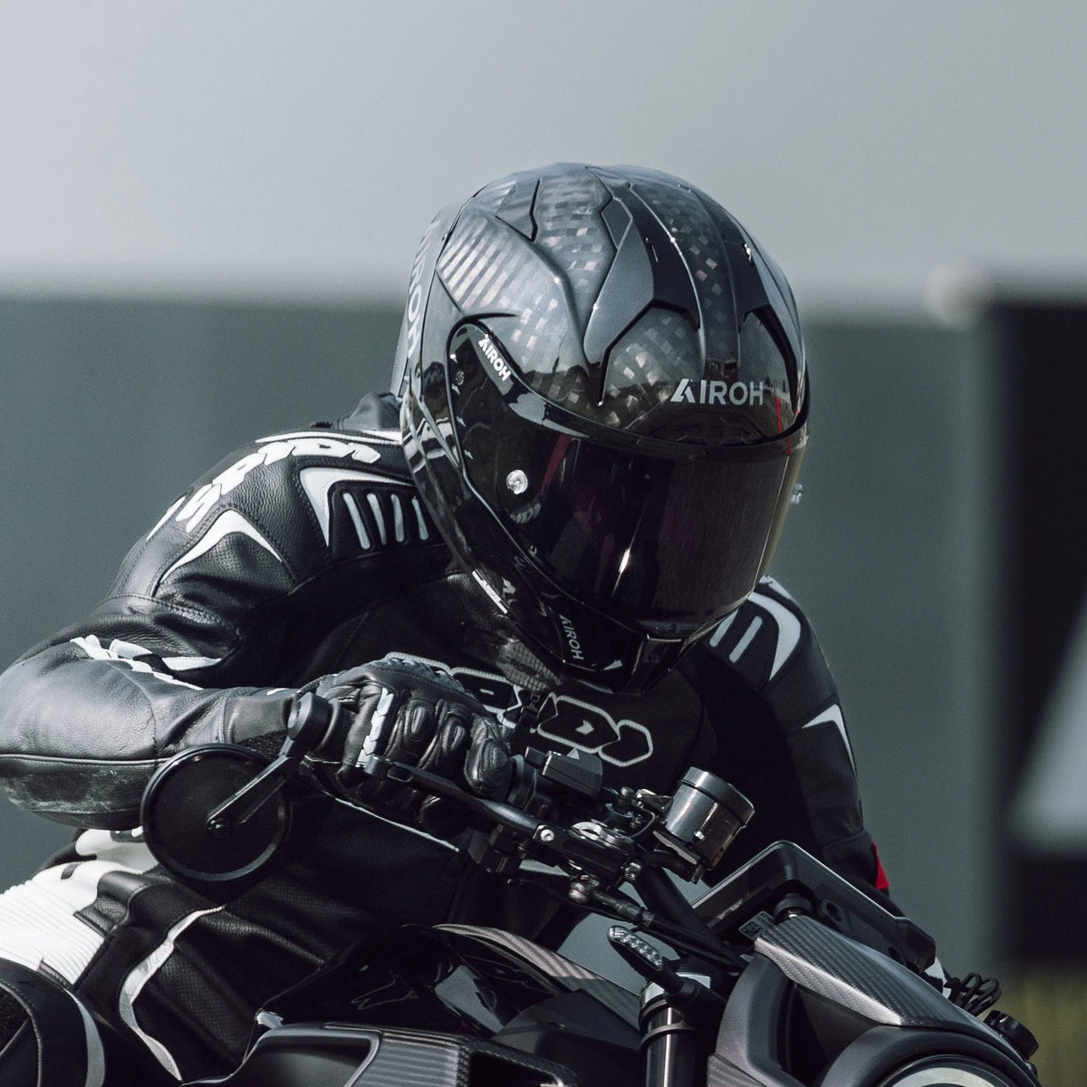 Airoh GP800 FIM Racing Approved 12K UD Motorcycle Helmet - Carbon Gloss ECE 2206